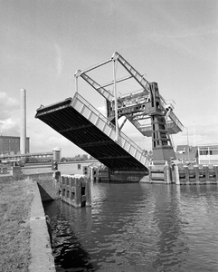 855214 Gezicht op de openstaande Industriehavenbrug over de toegang tot de Industriehaven te Utrecht.